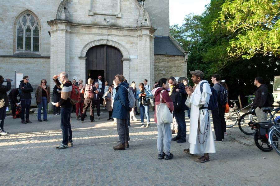 Bedevaarders van alle leeftijden banen zich een weg door de zonovergoten bossen tussen Leuven en Basse-Wavre © Pastorale zone Leuven aan de Dijle