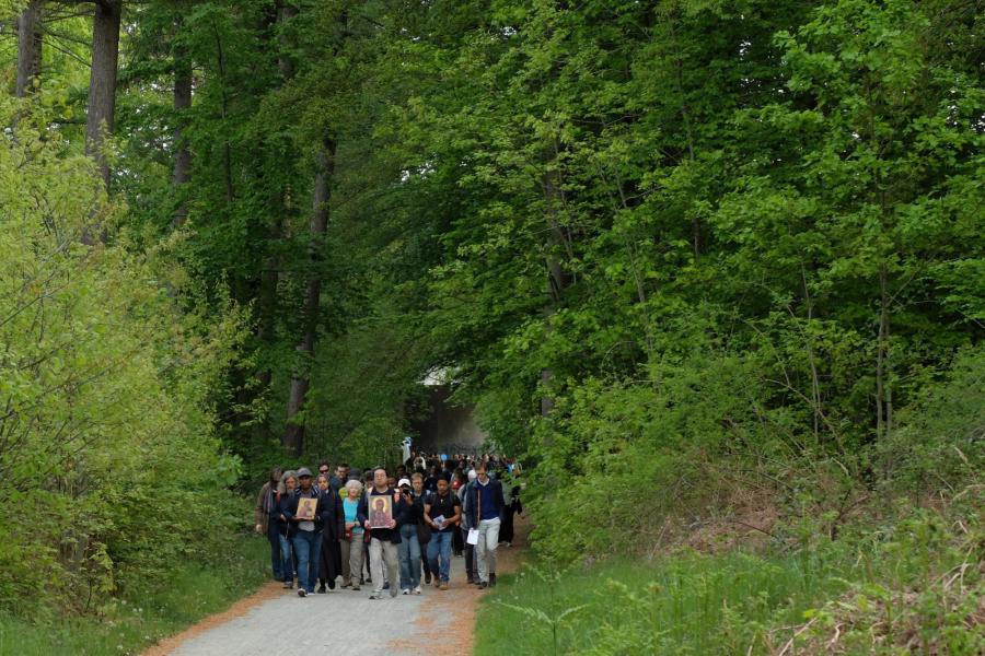 Het bos echode van gebed en gezang terwijl de groepen het Weesgegroet in vele talen deelden © Pastorale zone Leuven aan de Dijle