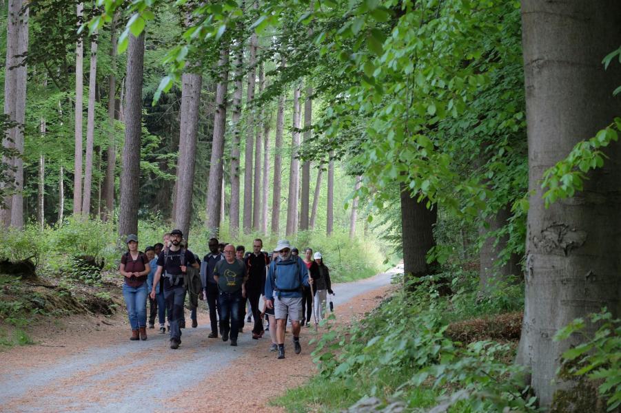 Het bos echode van gebed en gezang terwijl de groepen het Weesgegroet in vele talen deelden © Pastorale zone Leuven aan de Dijle