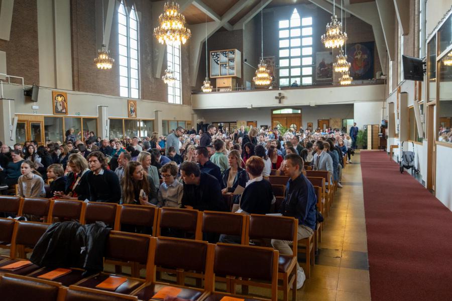 De kerk zat afgeladen vol 