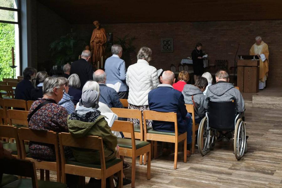 Leden van Samana Leuven-Centrum zij aan zij verbonden in geloof © Pastorale zone Leuven aan de Dijle