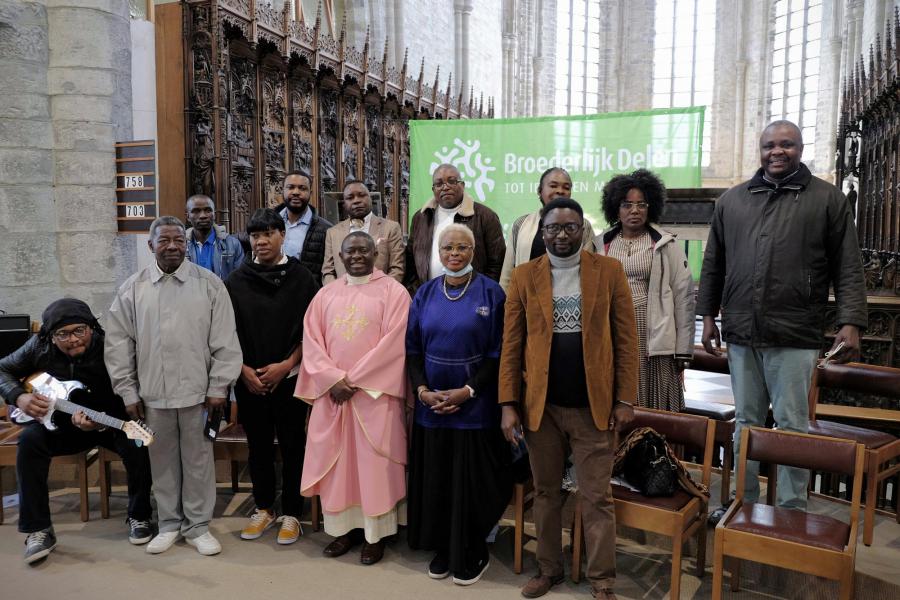 Pater Joseph en het Congolese koor Elikya in de Sint-Geertruikerk © Pastorale zone Leuven aan de Dijle