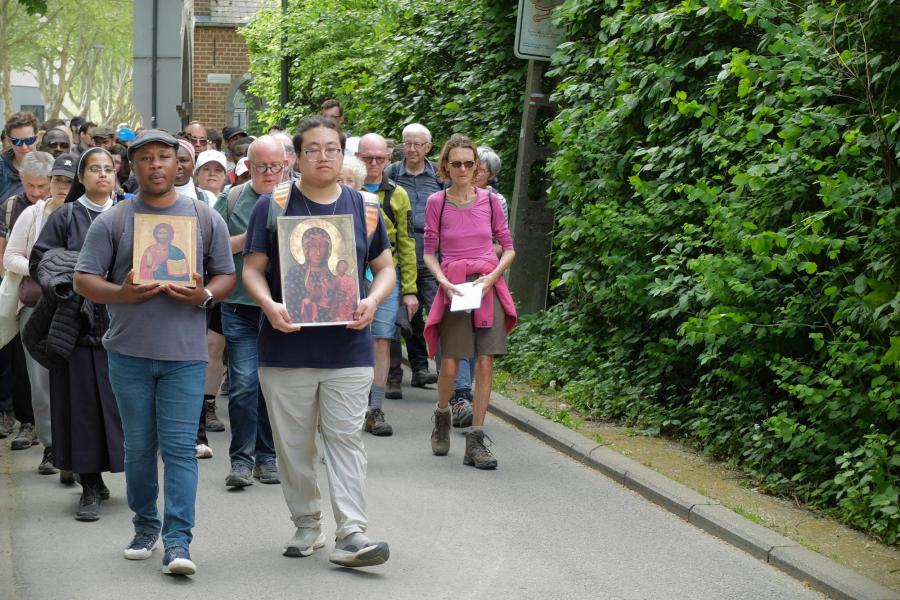 Een ontroerend moment wanneer de klokken luiden en de bedevaarders biddend Basse-Wavre binnenwandelen © Pastorale zone Leuven aan de Dijle