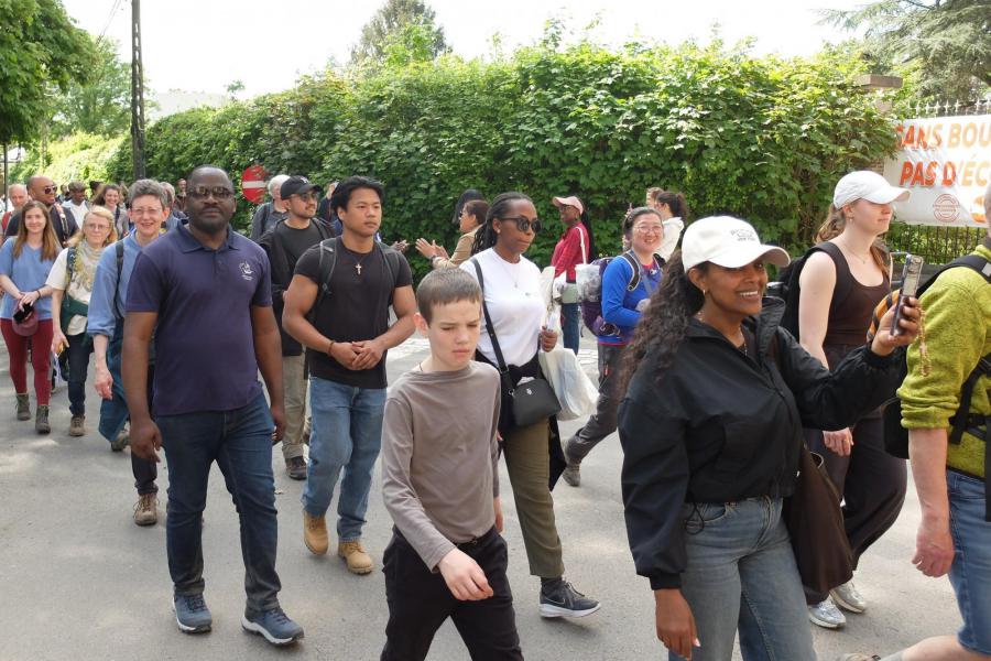 Een ontroerend moment wanneer de klokken luiden en de bedevaarders biddend Basse-Wavre binnenwandelen © Pastorale zone Leuven aan de Dijle
