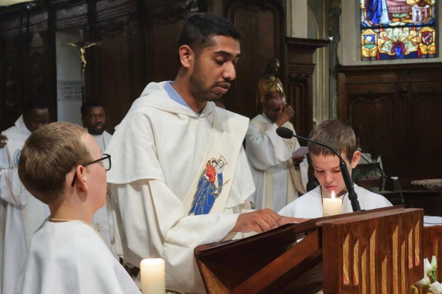 Diaken Jason OP verkondigt het evangelie over Maria’s bezoek aan Elisabeth © Pastorale zone Leuven aan de Dijle
