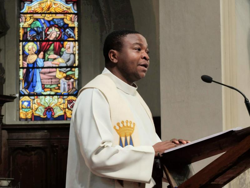 Pater Ghislain spreekt de bedevaarders toe over hoe we, net als Maria, het licht van God kunnen doorgeven © Pastorale zone Leuven aan de Dijle