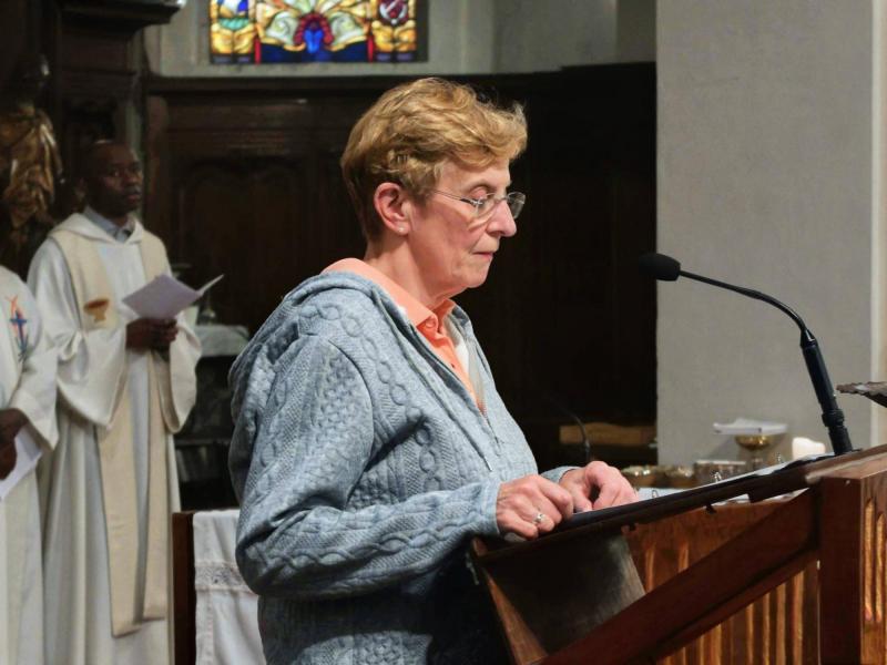 De gemeenschap komt samen rond het altaar voor het hoogtepunt van de bedevaart © Pastorale zone Leuven aan de Dijle