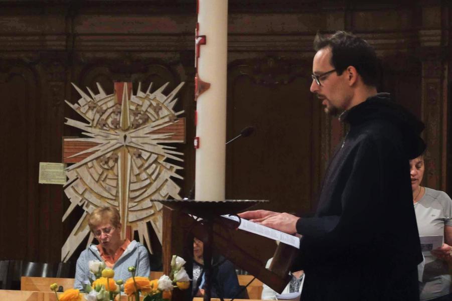 De gemeenschap komt samen rond het altaar voor het hoogtepunt van de bedevaart © Pastorale zone Leuven aan de Dijle