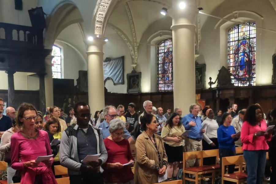 De gemeenschap komt samen rond het altaar voor het hoogtepunt van de bedevaart © Pastorale zone Leuven aan de Dijle