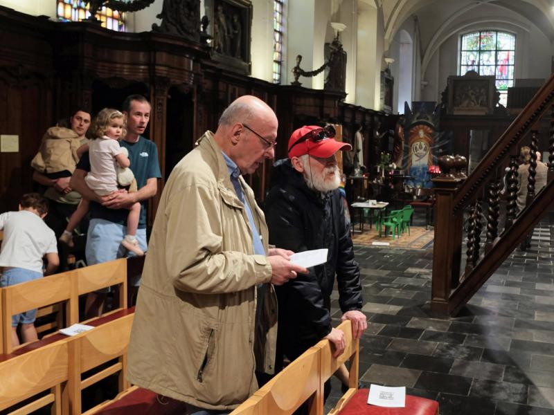 De gemeenschap komt samen rond het altaar voor het hoogtepunt van de bedevaart © Pastorale zone Leuven aan de Dijle
