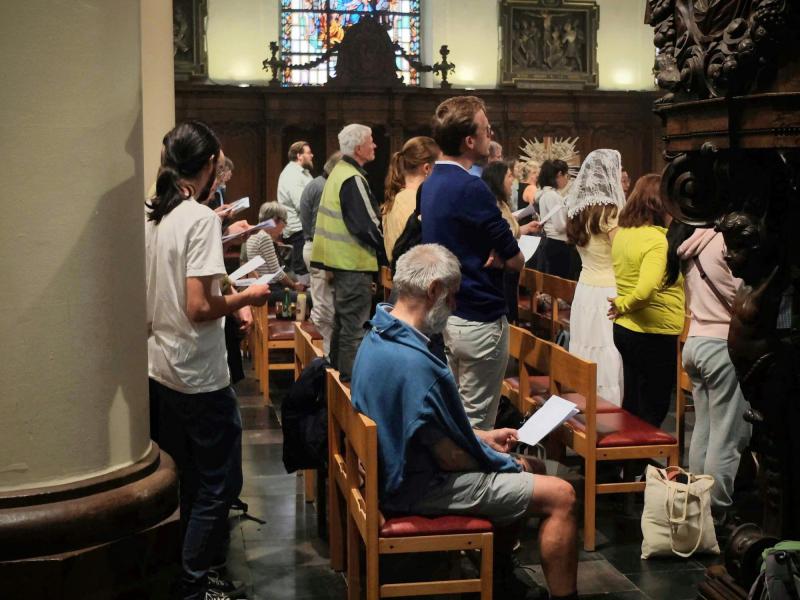 De gemeenschap komt samen rond het altaar voor het hoogtepunt van de bedevaart © Pastorale zone Leuven aan de Dijle