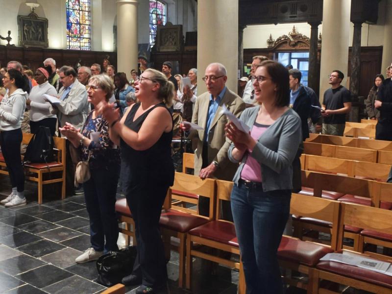 De gemeenschap komt samen rond het altaar voor het hoogtepunt van de bedevaart © Pastorale zone Leuven aan de Dijle