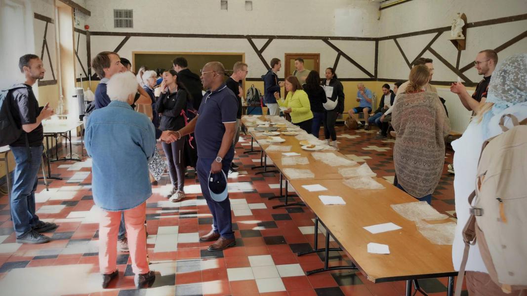 In zaal ‘Maria Pacis’ genieten de bedevaarders van elkaars gezelschap en een welverdiend stuk taart © Pastorale zone Leuven aan de Dijle