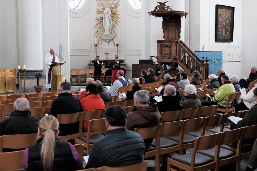 ‘Nieuw verbonden’ gebeds- en bezinningsmoment in de abdijkerk van Vlierbeek © John Steffen