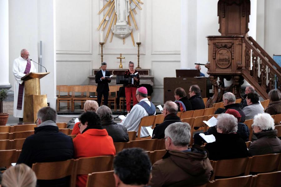 ‘Nieuw verbonden’ gebeds- en bezinningsmoment in de abdijkerk van Vlierbeek © John Steffen