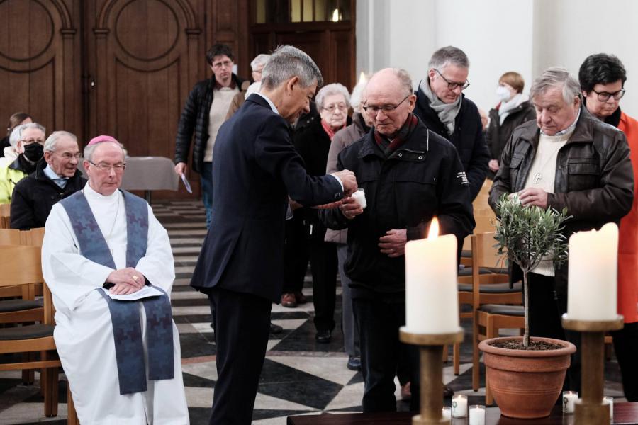 ‘Nieuw verbonden’ gebeds- en bezinningsmoment in de abdijkerk van Vlierbeek © John Steffen