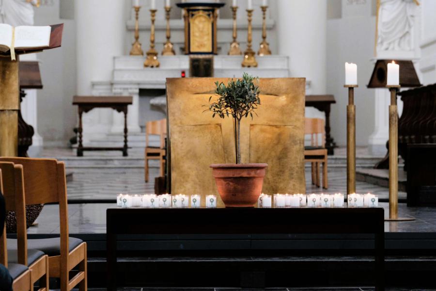 ‘Nieuw verbonden’ gebeds- en bezinningsmoment in de abdijkerk van Vlierbeek © John Steffen