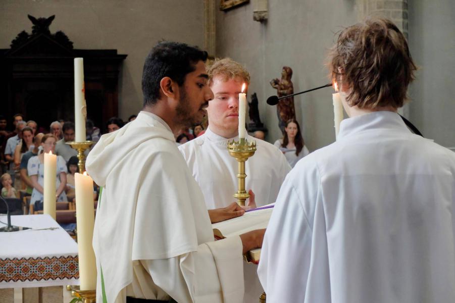 Diaken Jason verkondigt het heilig evangelie tijdens de feestelijke viering © Pastorale zone Leuven aan de Dijle