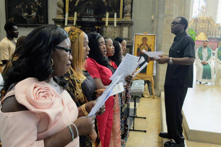 Het internationale koor luistert de feestelijke eucharistieviering muzikaal op © Pastorale zone Leuven aan de Dijle