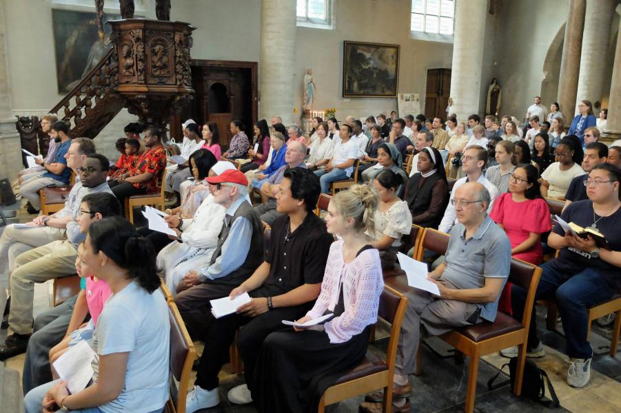 De voltallige geloofsgemeenschap van Sint-Kwinten viert samen de feestelijke eucharistie © Pastorale zone Leuven aan de Dijle