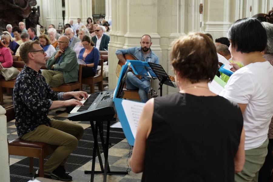 Clara-Cecilia-koor zingt prachtige melodieën en heet allen die naar de kerk komen welkom © Pastorale zone Leuven aan de Dijle