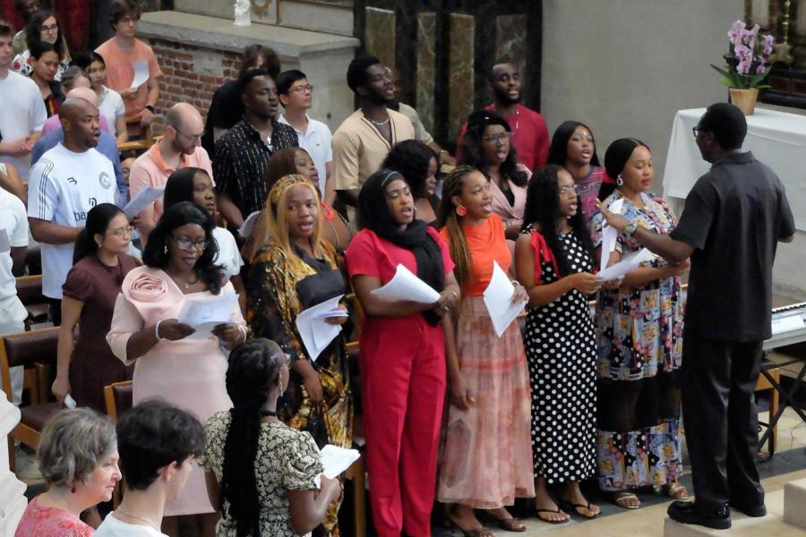 Het internationale koor luistert de feestelijke eucharistieviering muzikaal op © Pastorale zone Leuven aan de Dijle