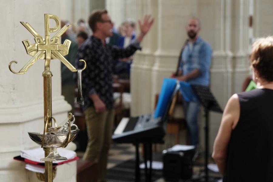 Clara-Cecilia-koor zingt prachtige melodieën en heet allen die naar de kerk komen welkom © Pastorale zone Leuven aan de Dijle