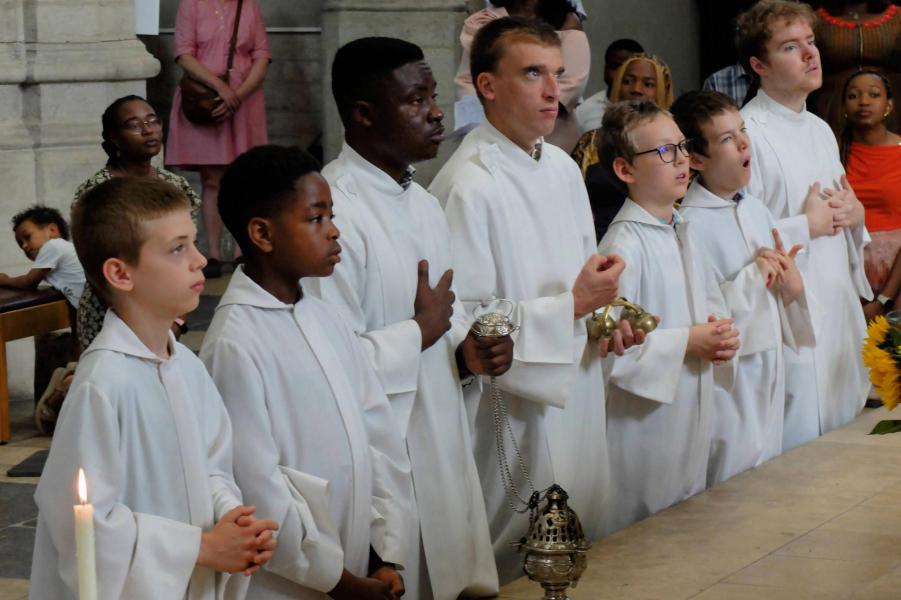 De misdienaars dragen zorg voor een vlot verloop van de viering © Pastorale zone Leuven aan de Dijle