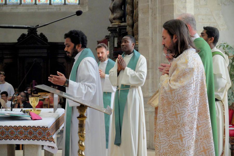 Priester Nani tijdens het eucharistisch gebed © Pastorale zone Leuven aan de Dijle