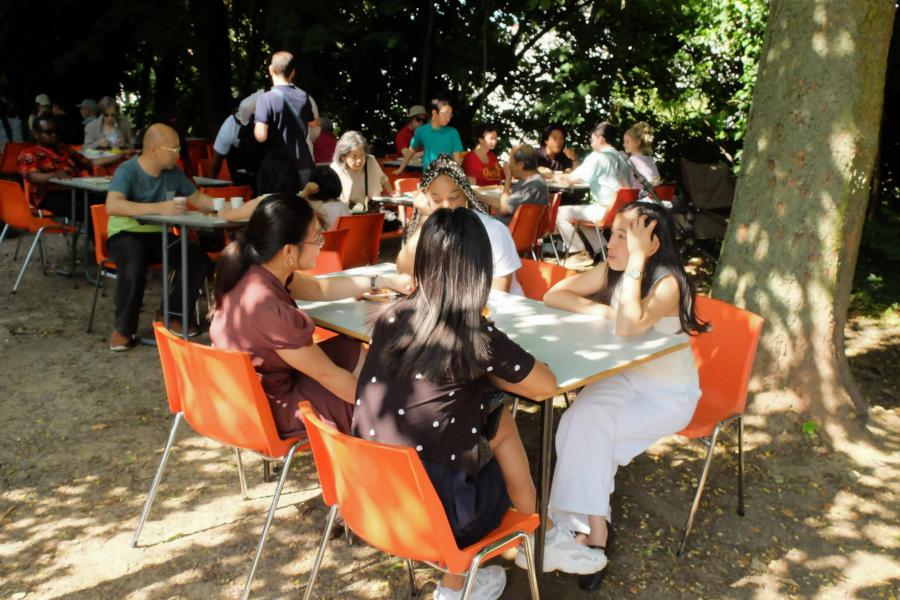 Gezellig napraten en genieten van de heerlijke BBQ en Oekraïense desserts © Pastorale zone Leuven aan de Dijle