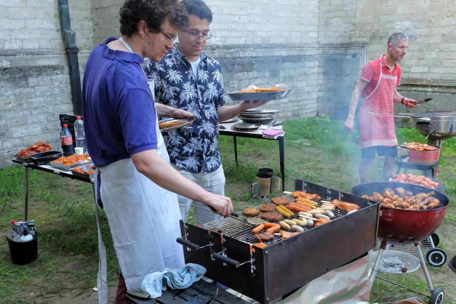 Gezellig napraten en genieten van de heerlijke BBQ en Oekraïense desserts © Pastorale zone Leuven aan de Dijle