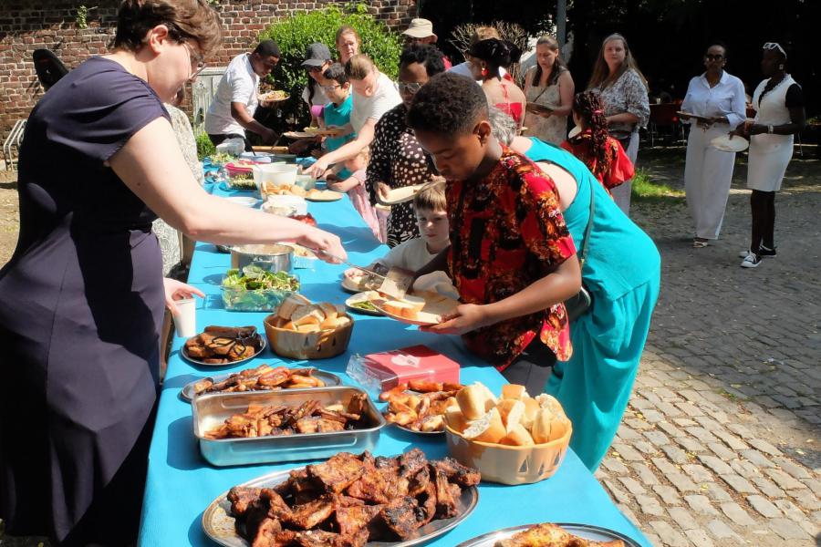 Gezellig napraten en genieten van de heerlijke BBQ en Oekraïense desserts © Pastorale zone Leuven aan de Dijle