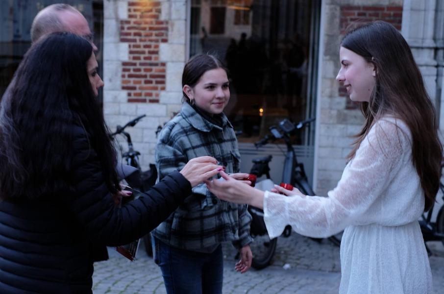 Samen het licht delen: een moment van verbondenheid voor elke voorbijganger © Pastorale zone Leuven aan de Dijle