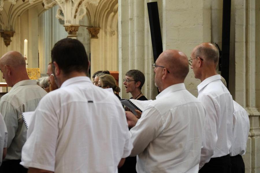 Het koor Schola Gregoriana Europaea o.l.v. Juan Carlos Asensio in de Sint-Pieterskerk - Maria Tenhemelopneming 2022 © Pastorale zone Leuven aan de Dijle
