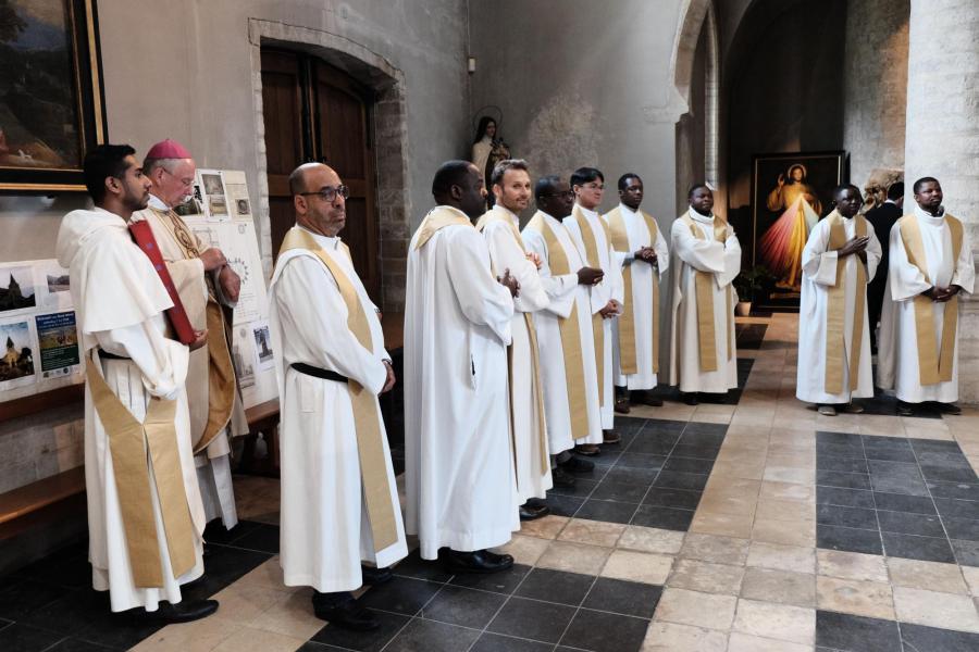 Een bomvolle kerk en één universele gemeenschap tijdens de plechtige eucharistieviering © Pastorale zone Leuven aan de Dijle