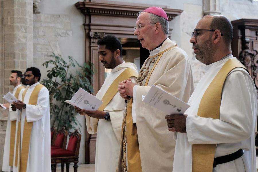 Een bomvolle kerk en één universele gemeenschap tijdens de plechtige eucharistieviering © Pastorale zone Leuven aan de Dijle