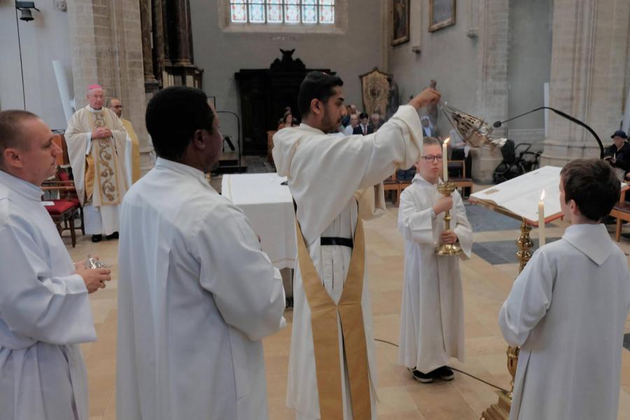 Een bomvolle kerk en één universele gemeenschap tijdens de plechtige eucharistieviering © Pastorale zone Leuven aan de Dijle