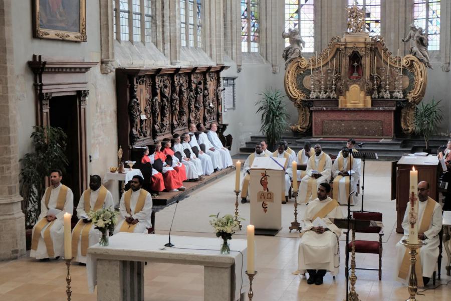 Een bomvolle kerk en één universele gemeenschap tijdens de plechtige eucharistieviering © Pastorale zone Leuven aan de Dijle
