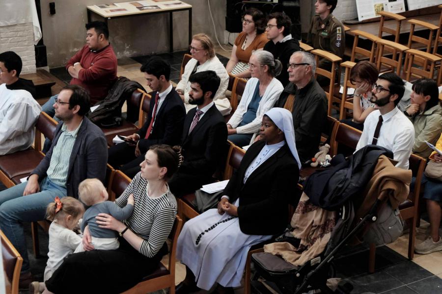 Lokale parochianen, internationale studenten en religieuzen samen verbonden in één universele eucharistieviering © Pastorale zone Leuven aan de Dijle