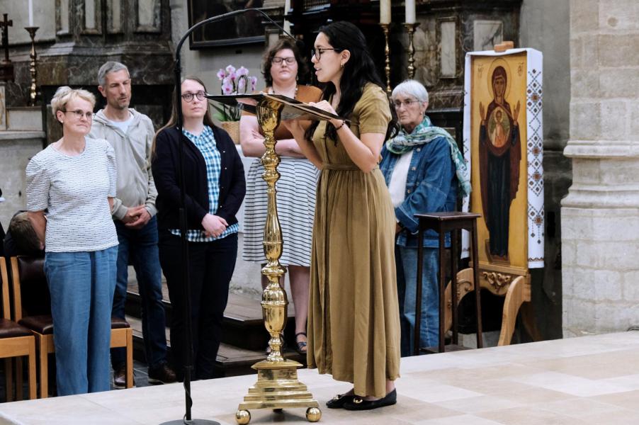 Een bomvolle kerk en één universele gemeenschap tijdens de plechtige eucharistieviering © Pastorale zone Leuven aan de Dijle