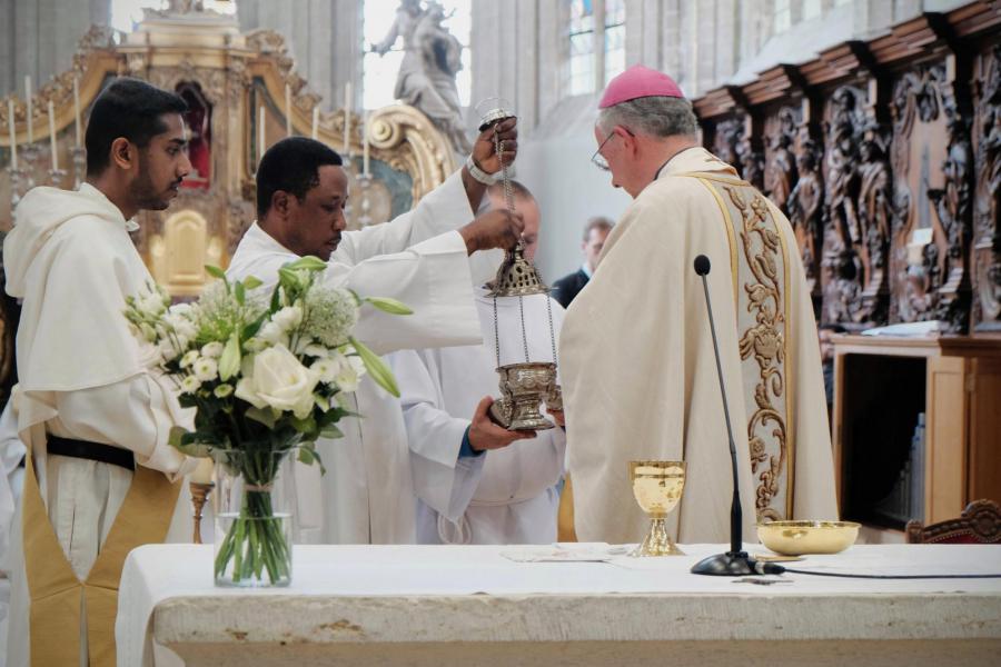 Een bomvolle kerk en één universele gemeenschap tijdens de plechtige eucharistieviering © Pastorale zone Leuven aan de Dijle