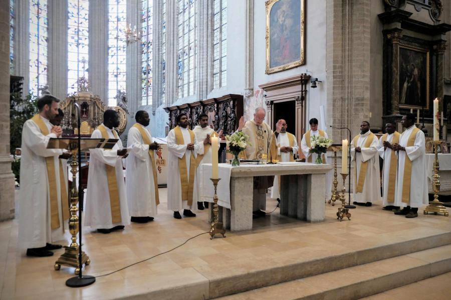 Een bomvolle kerk en één universele gemeenschap tijdens de plechtige eucharistieviering © Pastorale zone Leuven aan de Dijle