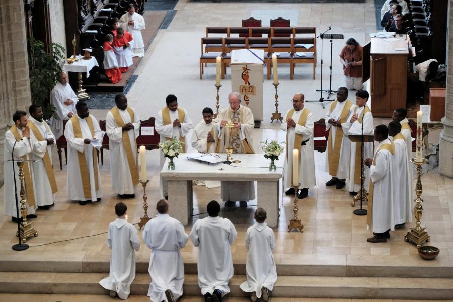 Een bomvolle kerk en één universele gemeenschap tijdens de plechtige eucharistieviering © Pastorale zone Leuven aan de Dijle