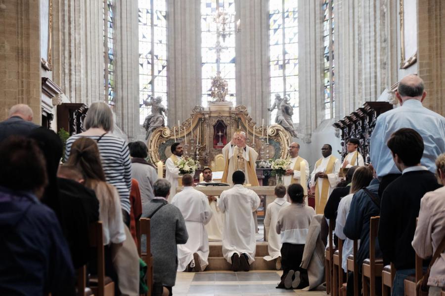 Een bomvolle kerk en één universele gemeenschap tijdens de plechtige eucharistieviering © Pastorale zone Leuven aan de Dijle