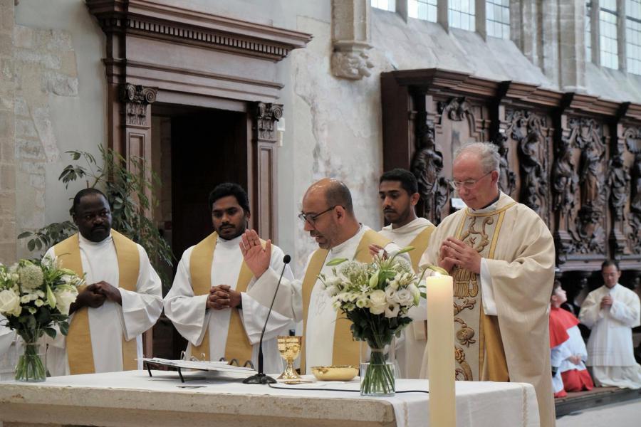Een bomvolle kerk en één universele gemeenschap tijdens de plechtige eucharistieviering © Pastorale zone Leuven aan de Dijle