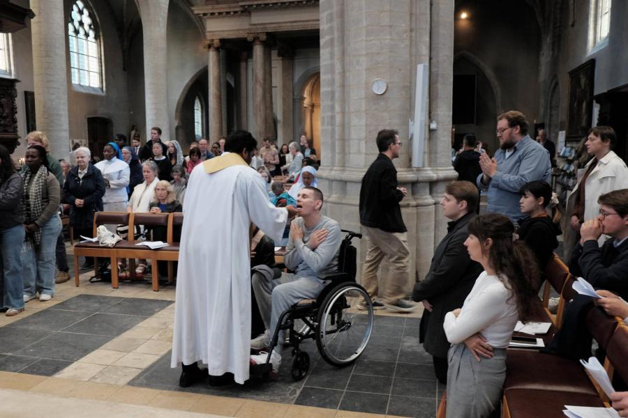 Een bomvolle kerk en één universele gemeenschap tijdens de plechtige eucharistieviering © Pastorale zone Leuven aan de Dijle