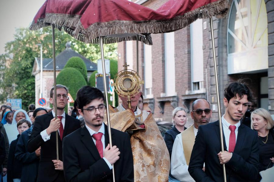 Biddende stilte en gezangen trekken onder de processiehemel door de Naamsestraat © Pastorale zone Leuven aan de Dijle