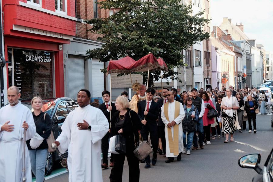 De processie trekt onder het baldakijn door de Naamsestraat © Pastorale zone Leuven aan de Dijle