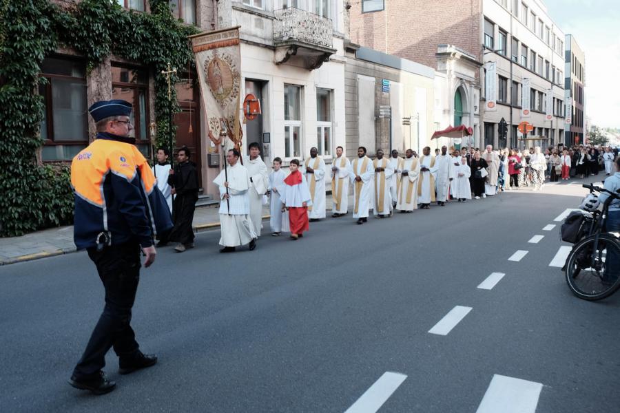 De processie trekt onder het baldakijn door de Naamsestraat © Pastorale zone Leuven aan de Dijle