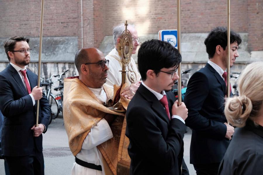 De processie trekt onder het baldakijn door de Naamsestraat © Pastorale zone Leuven aan de Dijle